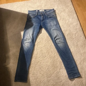 Replay aged eco jeans - Säljer nu riktigt snygga och sällsynta Replay aged eco 05 jeans. Använda ungefär 6 gånger och är i bra skick. Modellen är skinny fit men dem sitter exakt som slim fit. Skriv om du har frågor!