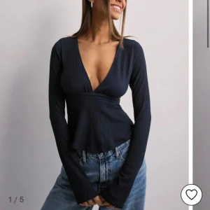 Topp nelly - Superfin topp ifrån Nelly som inte kmr till användning längre! Den är lite smått nopprig men inget man tänker på när man väl har på sig den❤️