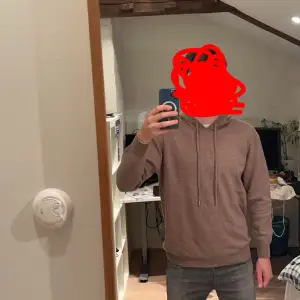 Helt ny merinoull hoodie I en riktig fin beige. Säljer den då den är lite för stor för mig. Storlek M-L. Snörena går att justera lätt om man tycker dom är för långa, jag kan fixa åt dig om du vill:)