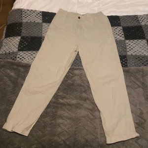 Beiga linnebyxor  - Säljer stilrena linnebyxor från hm i regular fit i storlek s då dom har blivit för små för mig, använda fåtal gånger men skicket är som nytt,bara att skriva vid frågor 😇