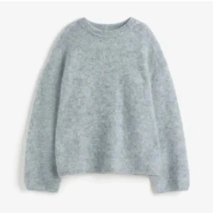 Mohair stickad H&M - Säljer nu min så fina Mohair stickade tröja från H&M, verkligen så snygg, men tyvärr så kommer den inte till användning längre, i bra skick! Kan självklart skicka egna bilder❤️går ner i pris vid snabb affär