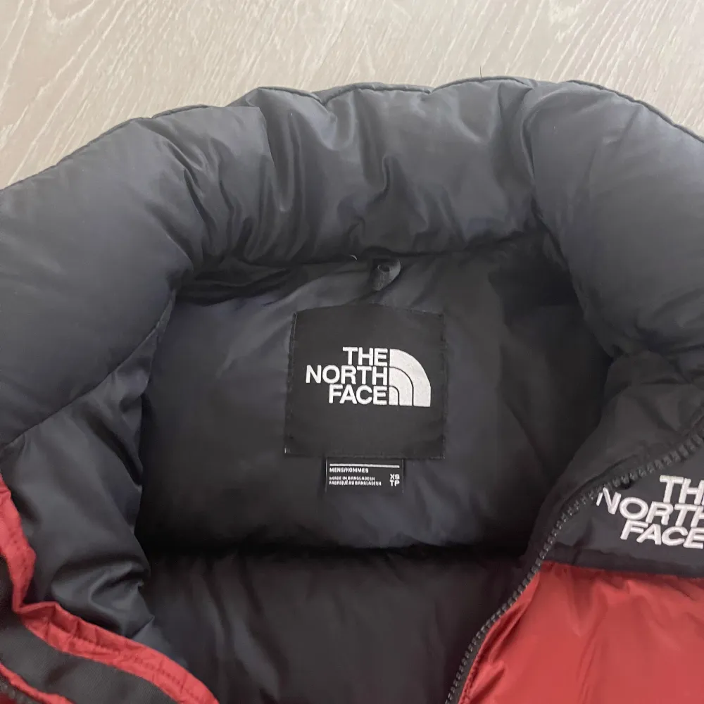 Snygg populär modell från North Face. Riktigt varm! Färgen är rost. Herrjacka, men passar även dam i strl S/M. Strl XS Sparsamt använd, så inga skador. . Jackor.