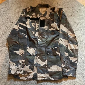 Camouflage militärjacka - Field jacket från zadig and voltaire. Helt ny med tags och kvitto. Nypris :4000.    Mitt pris :1500 skriv om funderingar pris inte hugget i sten🤩