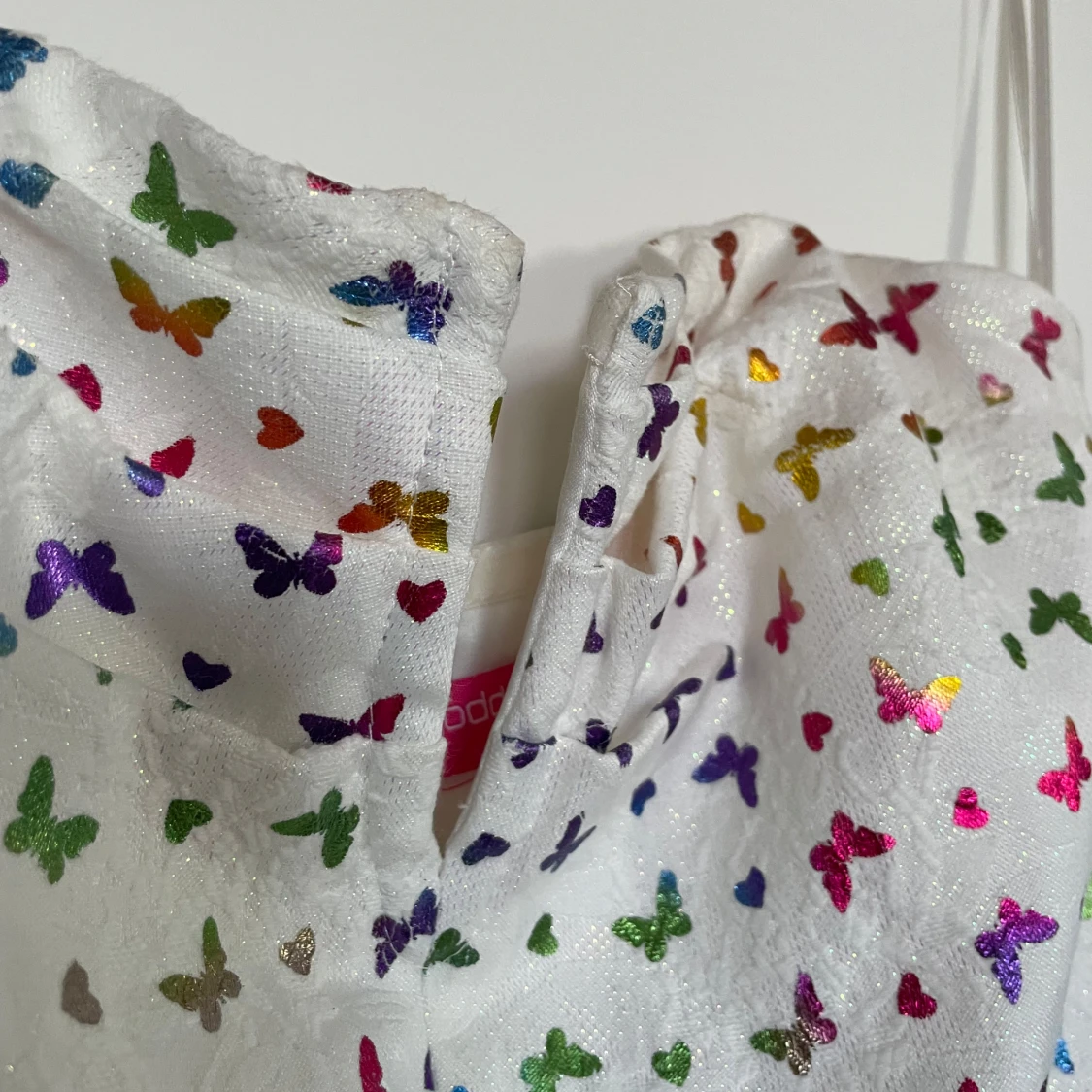 Vit axelbandslös klänning med fjärilsmönster från Goddess London - 93