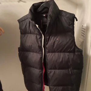 Tommy Hilfiger Väst - Fin Tommy Hilfiger väst använd fåtal gånger perfekt skick. Storlek 176 så passar S/M BVSA
