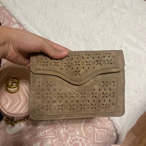 Handväska  - Jätte fin handväska den är oanvänd 