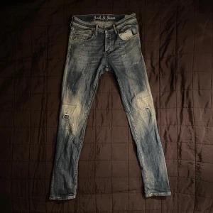 Blue Journe by Jack and Jones - Säljer min unika Jack and Jones jeans som är i storlek 30/32. Säljer pågrund av att de inte kommer till användning. De har inga defekter förutom att jacronen, alltså lappen på baksidan har gått sönder i mitten. Modell slim fit/Glenn.