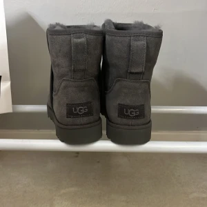 Grå uggs  - Säljer superfina oanvända gråa uggs eftersom dom är för små har du någon fråga har gärna av dig 🩷 (Dom är små i storlek)