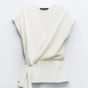 Blus  - Skit snygg blus från zara i storlek M, passar även S och L.  Endast använd en gång, säljer för 150kr