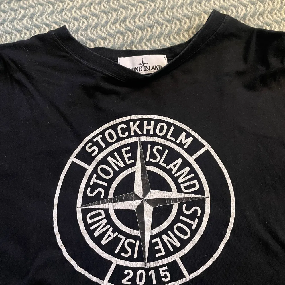 Svart Stone Island T-shirt  Använt skick.. T-shirts.