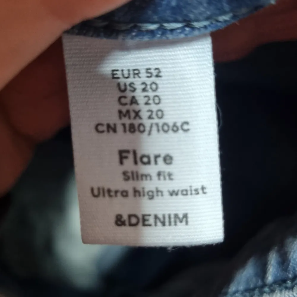 Helt nya jeans från h&m inget fel på den men passar inte mig. Jeans & Byxor.