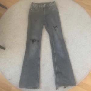 Gråa midwaist jeans - Ett par jättefina gråa midwaist jeans i stl s, som tyvärr är lite för stora för mig som är ca 162💕alla pengar går till Cancerfonden🤍