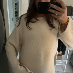 Vit stickad tröja - Supermysig stickad tröja från hm med lite glitter i🩷 köpt för ca 2 år sen, i storlek S! (Kan gå ner i pris vid snabb affär!)