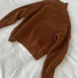Tjocktröja med krage från Amisu knitwear  - Storlek L men känns som en S, brun men lite åt orange hållet, jättemysig🫶🏼 säljs ej längre