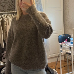 Mohair tröja - Super fin och mysig mohair tröja ifrån Other stories, säljer då den inte kommer till användning! Använd 2-3 gånger 