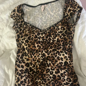 Leopard tröja  - En leopard tröja helt i nyskick, inte använd mer än 2 gånger och säljas pågrund av att den inte kommer till användning 