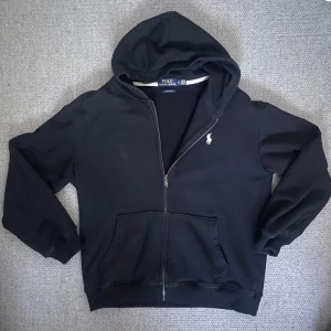 Polo Ralph Lauren Hoodie - Säljer pga för stor. Är M men passar som S.
