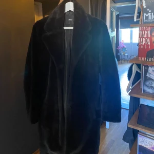 Svart pälskappa - En så gosig svart pälskappa från Veromoda! Köpt för 3 pesetan i Berlin. Sparsamt använd. Fortfarande lika skön i pälsen. Nypris 1000kr