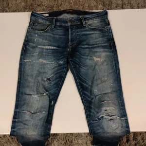 Jack & Jones jeans - Säljer mina skit feta jack and jones jeans för att jag har tröttnat på dom, skit feta slitningar, sitter som 30 i midjan, skriv vid minsta fundering