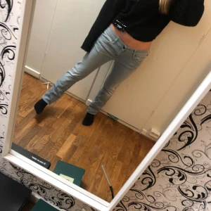 Ljusblå Sansibar Jeans - Dom är i bra skick och är knappt använda då dom sitter lite löst i midjan. Dom är verkligen super fina och färgen är verkligen att dö för. Hör jätte gärna av dig om du har några frågor och pris kan diskuteras vid snabb affär.