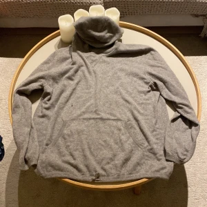 Cashmere hoodie - Riktigt skön snygg cashmere hoodie, tyvärr har den ett litet hål men de syns knappt, storlek medium men passar small, priset kan diskuteras å byten tas även!👊