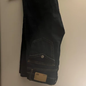 Marinblåa bootcut jeans - De är helt nya och jag har aldrig använt de. Jag säljer de för att jag tyckte att de satt skumt på mig. Skriv för mer bilder eller information. 
