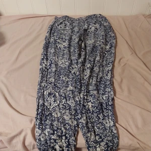 Byxor  - Dom är lite små för mig och dom är finaoch snygga fina och fina snygga 