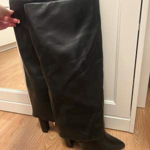 Snygga svarta boots. Lite slitage finns på klackarna och längst fram, se bilder. Orginal pris 650kr.