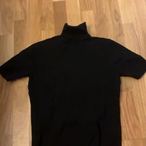 Polo tröja  - Supersöt polotröja med korta ärmar, perfekt under en höstjacka🤎