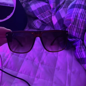 Solglasögon - Ett par solglasögon