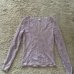 Ljuslila spetsblus från Amisu - Säljer en superfin ljuslila spetsblus från Amisu. Den har en v-ringad design och långa ärmar, perfekt för både vardag och fest. Blusen är i storlek S och ger en elegant touch till vilken outfit som helst. Passa på att fynda denna skönhet! 💜