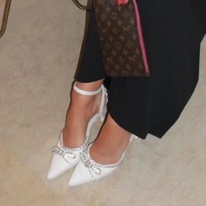 Vita glitterklackskor - Nelly klackskor säljes, vita med glitterslejf. Perfekta för jul/nyår. Storlek 39.