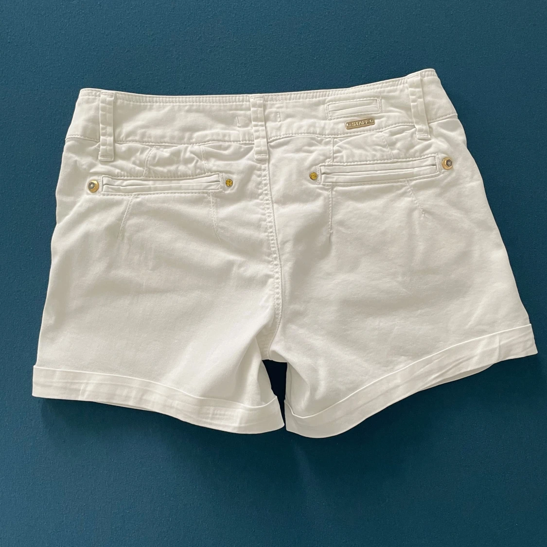 Vita shorts från Staff - 90