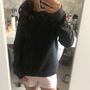 Stickad Tröja - Säljer en mörkgrå stickad tröja från Vero Moda i strl. S. Den är ganska urtvättad, därav priset.