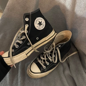 converse - svarta converse i hög modell & med broderat svart/vitt tryck, har defekter (se bilder)🤍