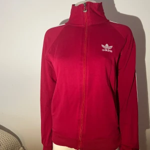 Röd Adidas Zip-Up - Röd Adidas Zip-Up i storlek M. Superfint skick. 