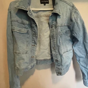 Jeans jacka - I nyskick- endast använd 1 gång