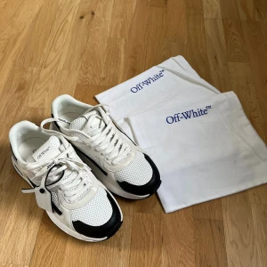 Off White Kick Off sneakers, black and white  - Helt nya. Inte använda en enda gång. Alla tillbehör kommer med (kartong, dustbags, kvitto osv)  Original pris 5099. Vill ha 1999 för dem.  Skriv gärna vid frågor eller vid prisförslag! Vid köp kan jag skicka skorna eller så kan jag mötas i Malmö. 