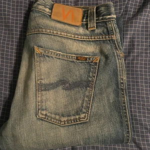 Nudie jeans - Säljer ett par feta jeans ifrån nudie. Toppskick, inga defekter. Storlek 31/34. Skriv vid minsta lilla fundering, byten kan också vara intressant!