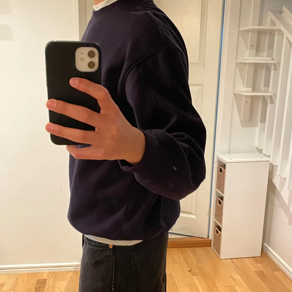 Säljer en marinblå sweatshirt från H&M i storlek S. Den har en relaxed fit och är superbekväm. Perfekt för både chill dagar hemma och när du är ute på stan. Tröjan har långa ärmar och en enkel design med en liten logga på bröstet. Knappt använd!. Neuletakit & Villapaidat.