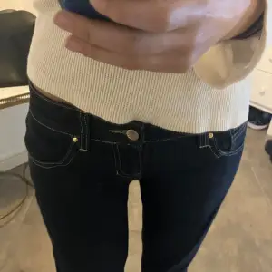 Lågmidjade raka jeans. W26-27