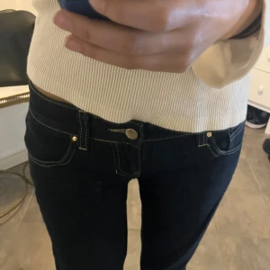Lågmidjade jeans - Lågmidjade raka jeans. W26-27