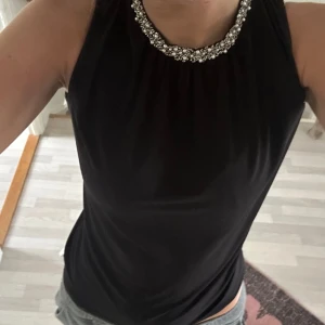 Festtopp - Jättefin svart topp med pärldetaljer!