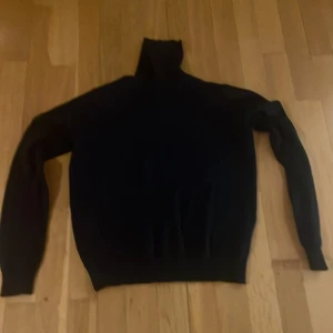 Svart polotröja från H&M  - En svart polotröja från H&M! Säljer pågrund av brist på användning❤️ 