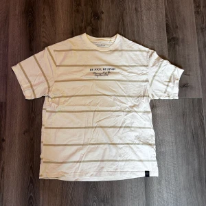 Oversized t-shirt - Randig T-shirt från Pull&Bear i skön oversize passform. Sparsamt använd.  Kontakta mig om du vill ha mått 📐