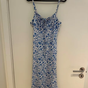 Blommig klänning  - En blommig klänning från Shein. Går ner till knäna. 