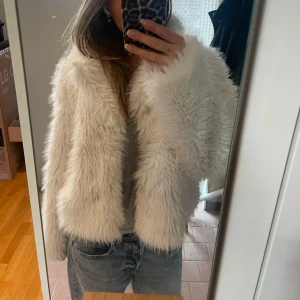 Vit pälsjacka - Säljer denna vita päls jackan från Gina tricot, i bra skick. Ganska varm så bra nu till hösten. 