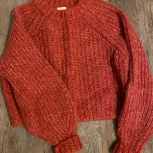 Stickad croppad tröja  - Röd fin stickad tröja från hm. Storlek xs men passar mer som s.