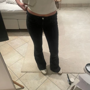 Lågmidjade jeans - Flare lågmidjade jeans från BDG. Är i fint skick, lite slitningar längst ner på jeansen.