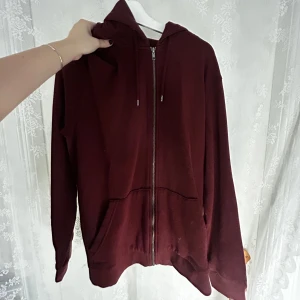 vinröd zip-up hoodie - hoodie från lager 157 jätteskönt material supermjuk!